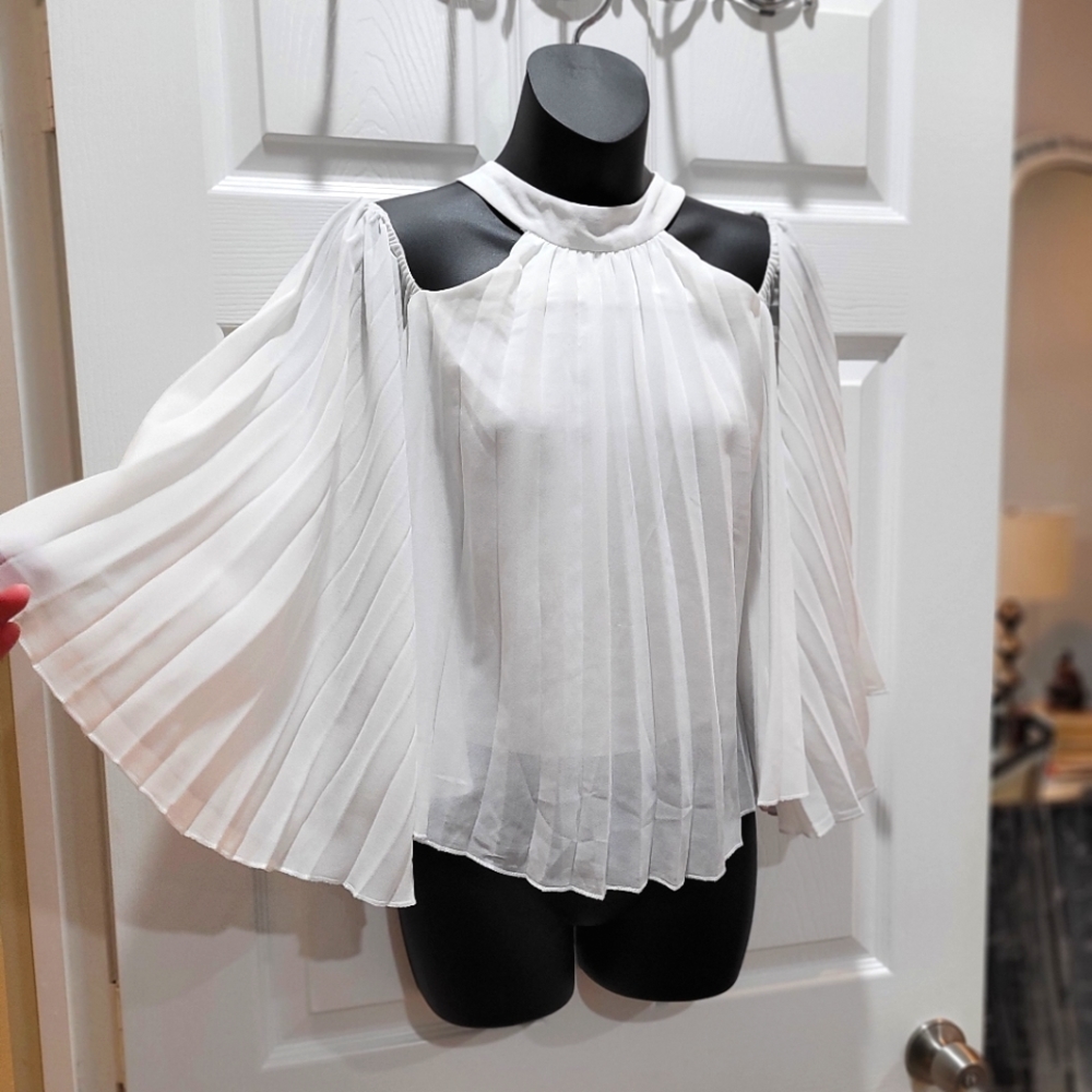 Lulu's pure white flowy Delicate pleated accordian blouse longsleeves size S